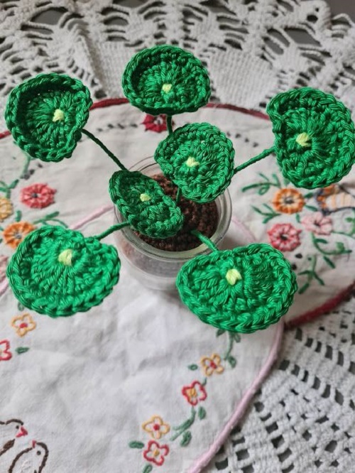 mini crochet plant 2